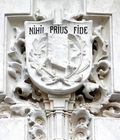 Escudo NIHIL Fachada Colegio